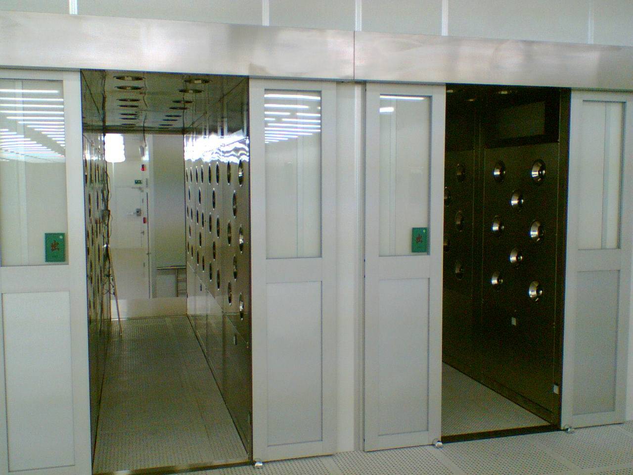 人员进出净化车间的风淋室通道